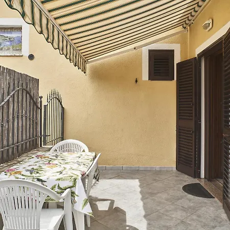 Aragosta Apartment *